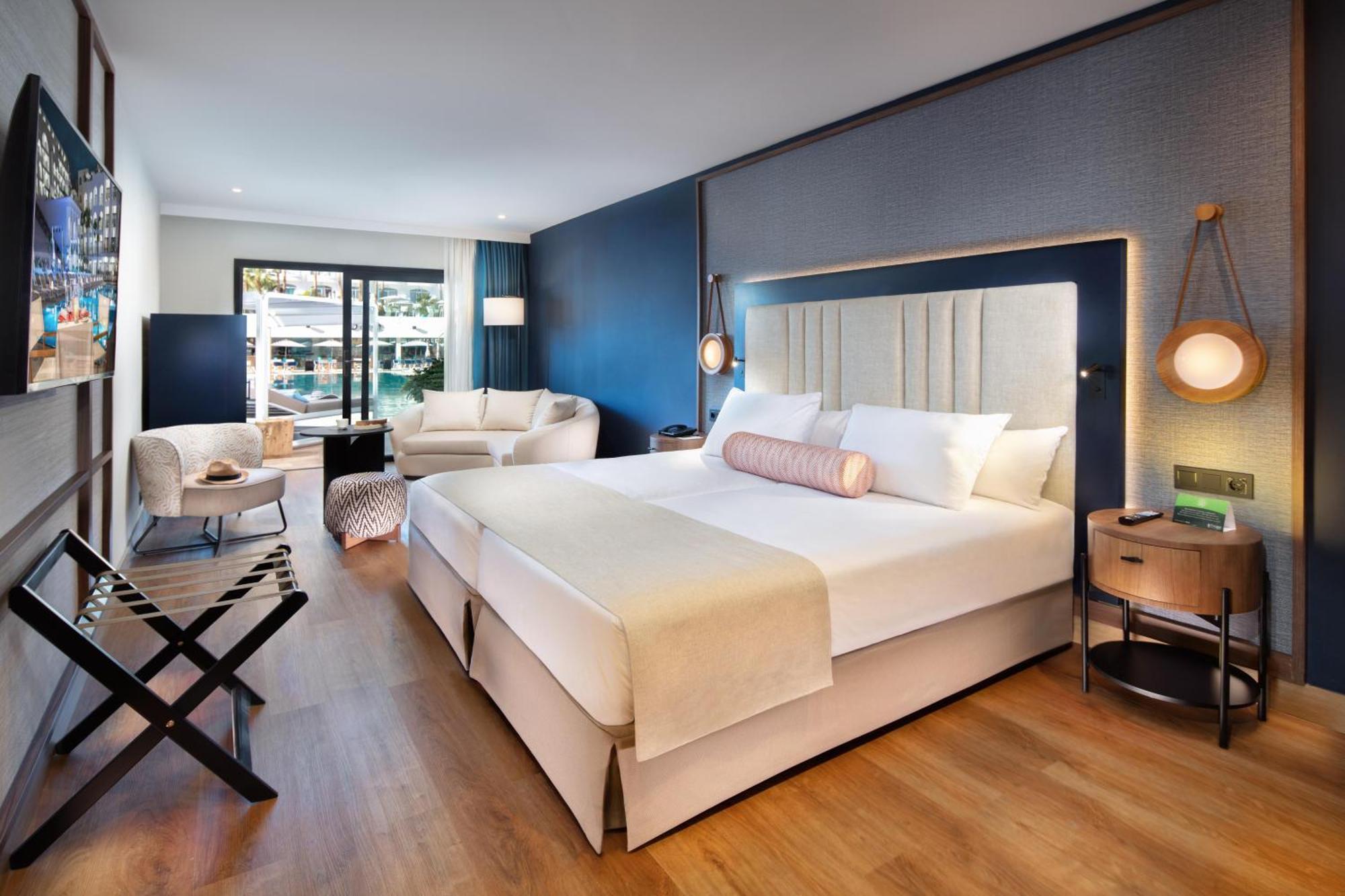 Junior Suite met Uitzicht op het Zwembad, Toegang tot het Solarium en Balinees Bed