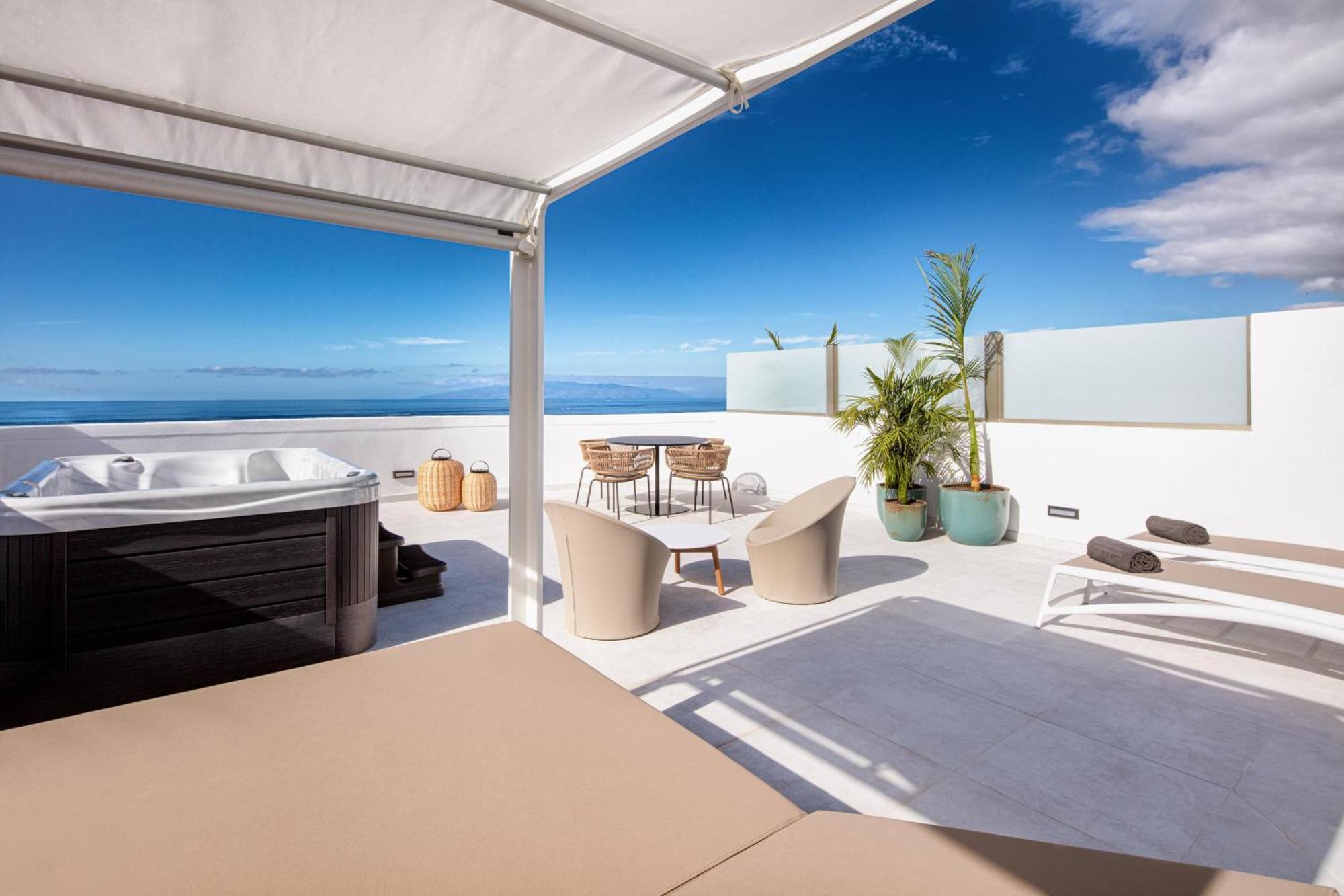 Suite met Uitzicht op de Zee of het Zwembad, Terras, Balinees Bed en Jacuzzi