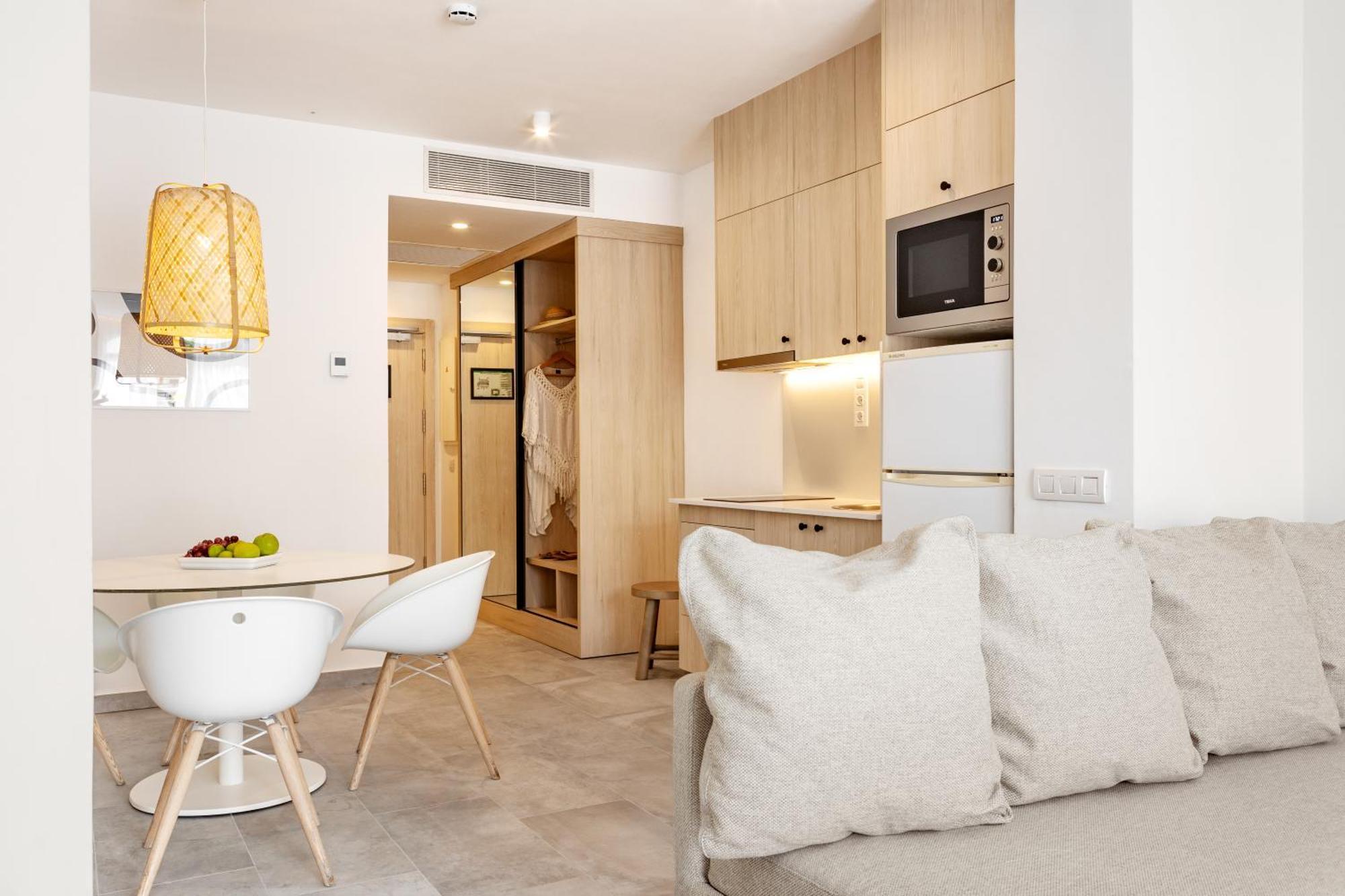 Suite with Balcony,1588011476:JPEG