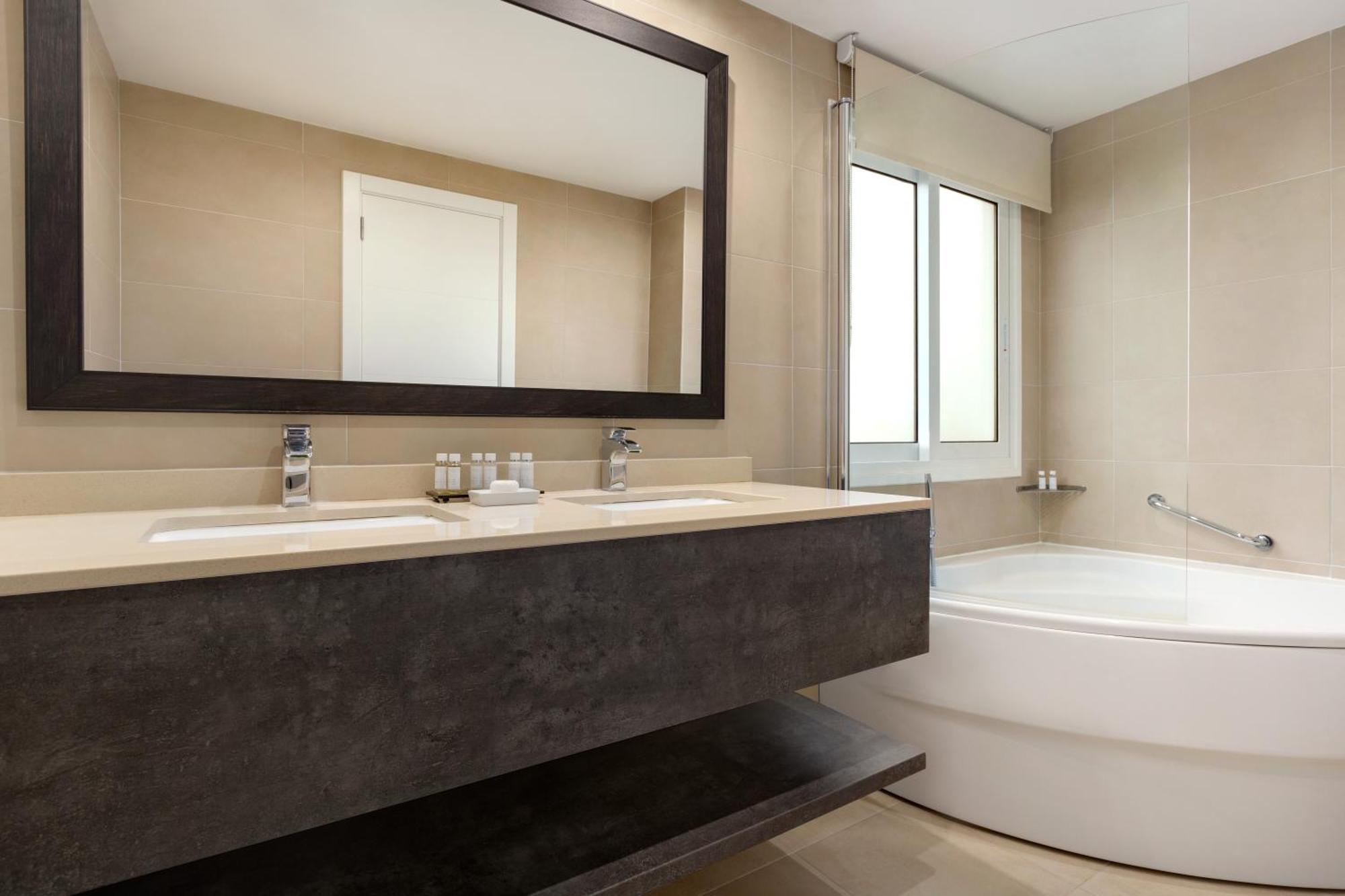 Luxury Three-Bedroom Villa Hot Tub