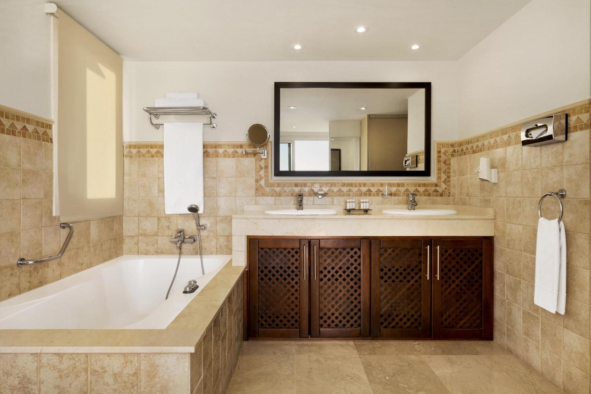 Superior Three-Bedroom Apartment Hot Tub Ocean View,1631635993:JPEG