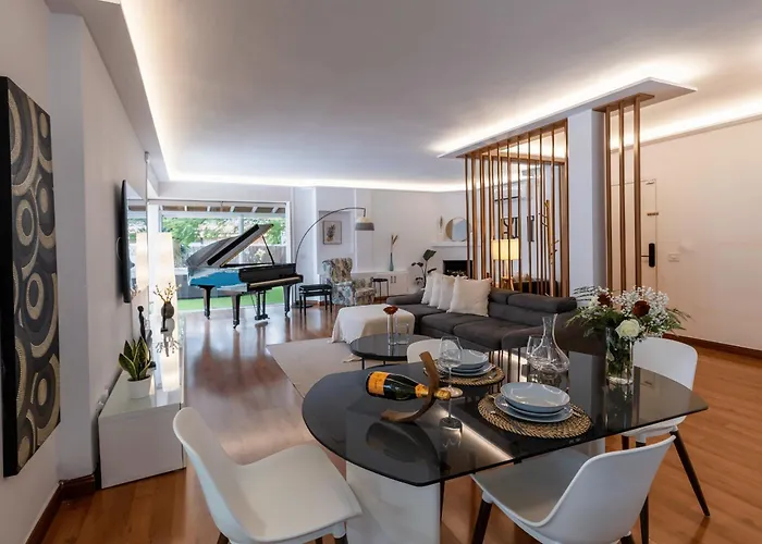 Luxury Villa with Pool, Jacuzzi, Cardio area&Gardens by Pámpano Experiences