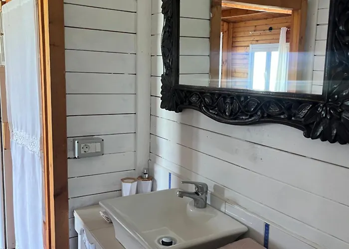 Agradable Mini Casa de madera con jardín amplio